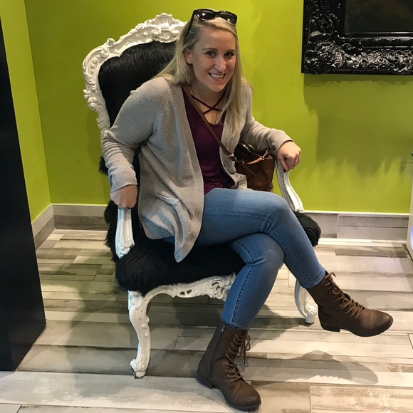 Meet your Posher, Caitlin - Picture 2 of 3